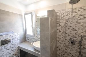 A bathroom at Petra Aqua Villa