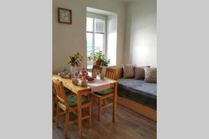 een woonkamer met een tafel en een bank bij Chaloupka Hluboká - Family holidays in South Bohemia in Hluboká nad Vltavou