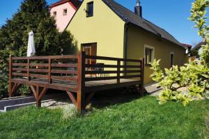 een houten bank voor een huis bij Chaloupka Hluboká - Family holidays in South Bohemia in Hluboká nad Vltavou