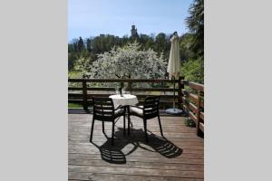 Een balkon of terras bij Chaloupka Hluboká - Family holidays in South Bohemia