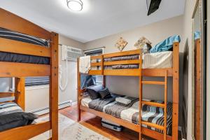 Postel nebo postele na pokoji v ubytování Modern Cozy 3BR Home Just 10 mins From JFK! residence + 23 fotografií