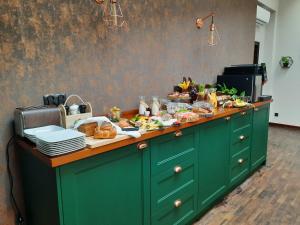 um balcão de cozinha verde com comida em Apartamenty Rynek 20 em Pszczyna