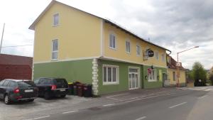 Budova, kde se penzion – hostinec nachází + 9 fotografií