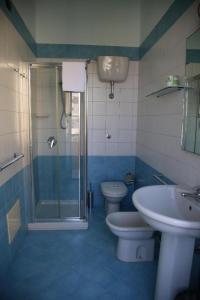 Hotel Miramare tesisinde bir banyo