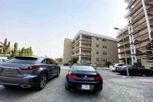 Foto sihtkohas Lagos asuva majutusasutuse WATERFRONT 3BR APT W/FREE PARKIN WiFi NETFLIX POOL galeriist