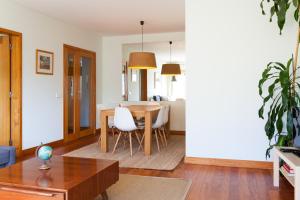 sala de estar con mesa y comedor en The Refreshing Seaside Home, en Matosinhos