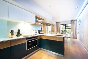 Кухня или мини-кухня в Collection Luxury Apartments - Concord 11
