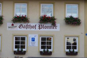 a building with flowers on the side of it at Il Plonner - Hotel Restaurant Biergarten in Weßling