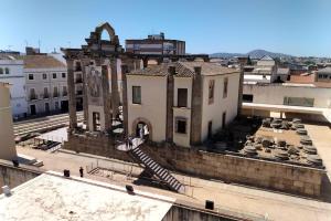uma vista de um edifício antigo numa cidade em Apartamentos El Templo Suites em Mérida