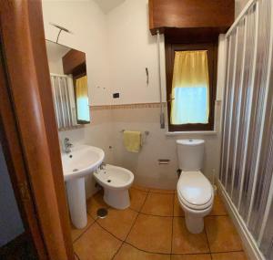 Ένα μπάνιο στο Salemarino apartment +44 φωτογραφίες