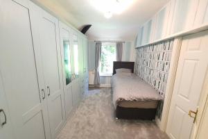 Un pat sau paturi într-o cameră la Spectacular Period Property Located In Leicester