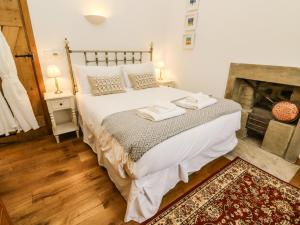 a bedroom with a bed with two towels on it at Cuckoo Cottage in Harrogate