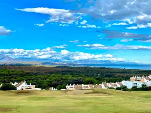 widok na pole golfowe z domami i ocean w obiekcie Amazing Sea View La Hacienda Alcaidesa Links Golf Beach Resort w mieście La Alcaidesa