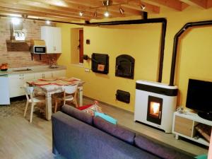 ein Wohnzimmer mit Sofa und Kamin in der Unterkunft Abuela Eulalia in Maraña