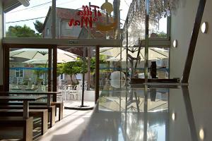 restauracja ze stołami i krzesłami oraz szklaną podłogą w obiekcie A Filla do Mar w mieście Arcade