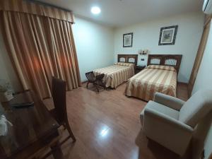 A bed or beds in a room at Hotel El Pentágono