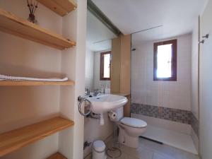 Koupelna v ubytování Cucurutxa + 22 fotografií