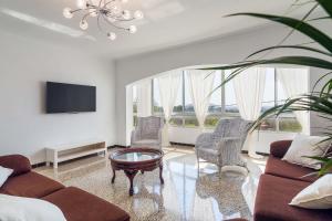 塞爾瓦的住宿－Can Pasos，客厅配有沙发、椅子和电视