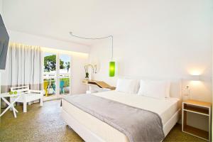 Кровать или кровати в номере Marathon Beach Resort