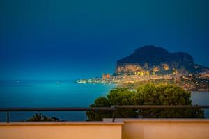 uma vista para a baía de Gibraltar à noite em Hotel Baia Del Capitano em Cefalù