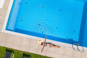 un hombre está bajo el agua en una piscina en Apart & Suiten Hotel WEIDEN, en Schladming