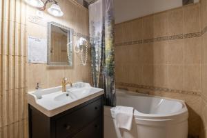 Kőkapu Vadászkastély és Hotel & Apartments的一间浴室