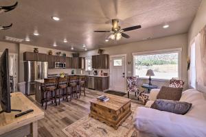 Zona d'estar a Quiet Kanab Home with Panoramic Views and Porch!