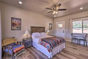 Llit o llits en una habitació de Quiet Kanab Home with Panoramic Views and Porch!