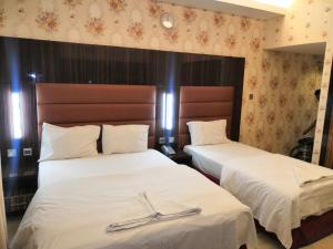 Postel nebo postele na pokoji v ubytování BURJ NAHAR HOTEL L.L.C