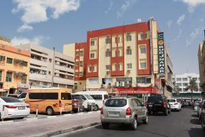 una trafficata strada cittadina piena di auto e palazzi di BURJ NAHAR HOTEL L.L.C a Dubai