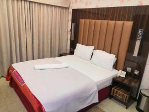 Postel nebo postele na pokoji v ubytování BURJ NAHAR HOTEL L.L.C