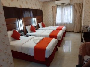 Postel nebo postele na pokoji v ubytování BURJ NAHAR HOTEL L.L.C