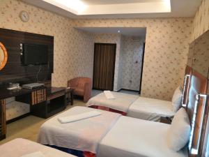 Postel nebo postele na pokoji v ubytování BURJ NAHAR HOTEL L.L.C