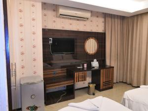 Postel nebo postele na pokoji v ubytování BURJ NAHAR HOTEL L.L.C