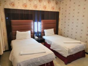 Postel nebo postele na pokoji v ubytování BURJ NAHAR HOTEL L.L.C