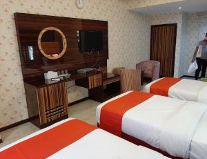 Postel nebo postele na pokoji v ubytování BURJ NAHAR HOTEL L.L.C