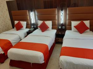 Postel nebo postele na pokoji v ubytování BURJ NAHAR HOTEL L.L.C