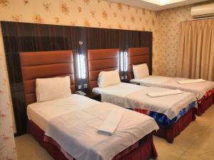 Postel nebo postele na pokoji v ubytování BURJ NAHAR HOTEL L.L.C