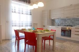 A kitchen or kitchenette at Mary's House