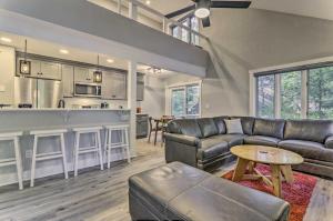 Η κουζίνα ή μικρή κουζίνα στο Unwind Fireside and Walk to Slopes! Poconos Getaway