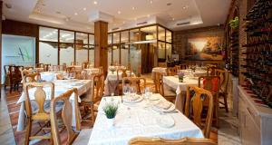 Reštaurácia alebo iné gastronomické zariadenie v ubytovaní Hotel Torrepalma