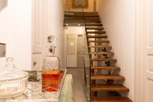 een glazen tafel met een fles bovenop een trap bij The Museum Project Oia in Oia