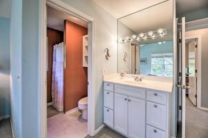 Un baño de 1 Block to Beach Emerald Isle Gem with Ocean View 22 fotos más