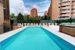 - une piscine au milieu d'un bâtiment dans l'établissement Cozy designer apart / Acogedor apartamento de diseño ● WiFi - Jacuzzi - A/C SteamSauna, à Madrid