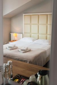 sypialnia z łóżkiem z dwoma ręcznikami w obiekcie Sentoza Sopot w mieście Sopot