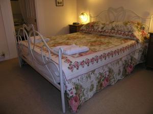 A bed or beds in a room at Achnabobane Farmhouse 