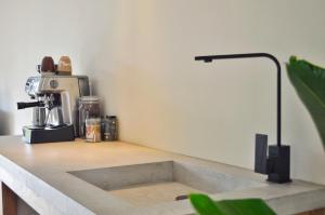 eine Küchentheke mit einem Mixer auf der Arbeitsplatte in der Unterkunft Van Heeckeren Apartments & Suites Nes in Nes