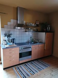 uma cozinha com um fogão e um lavatório em Ferienwohnung "Josefine und Ihr Kavalier" em Kundl