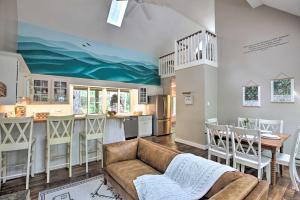 ein Wohnzimmer mit einem Sofa und einer Küche in der Unterkunft Wintergreen Resort Home with 2 Decks and Ski Access! in Roseland