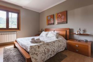 ein Schlafzimmer mit großem Bett und Fenster in der Unterkunft GALIHOST - Casa Valboa in Meis + 88 Fotos